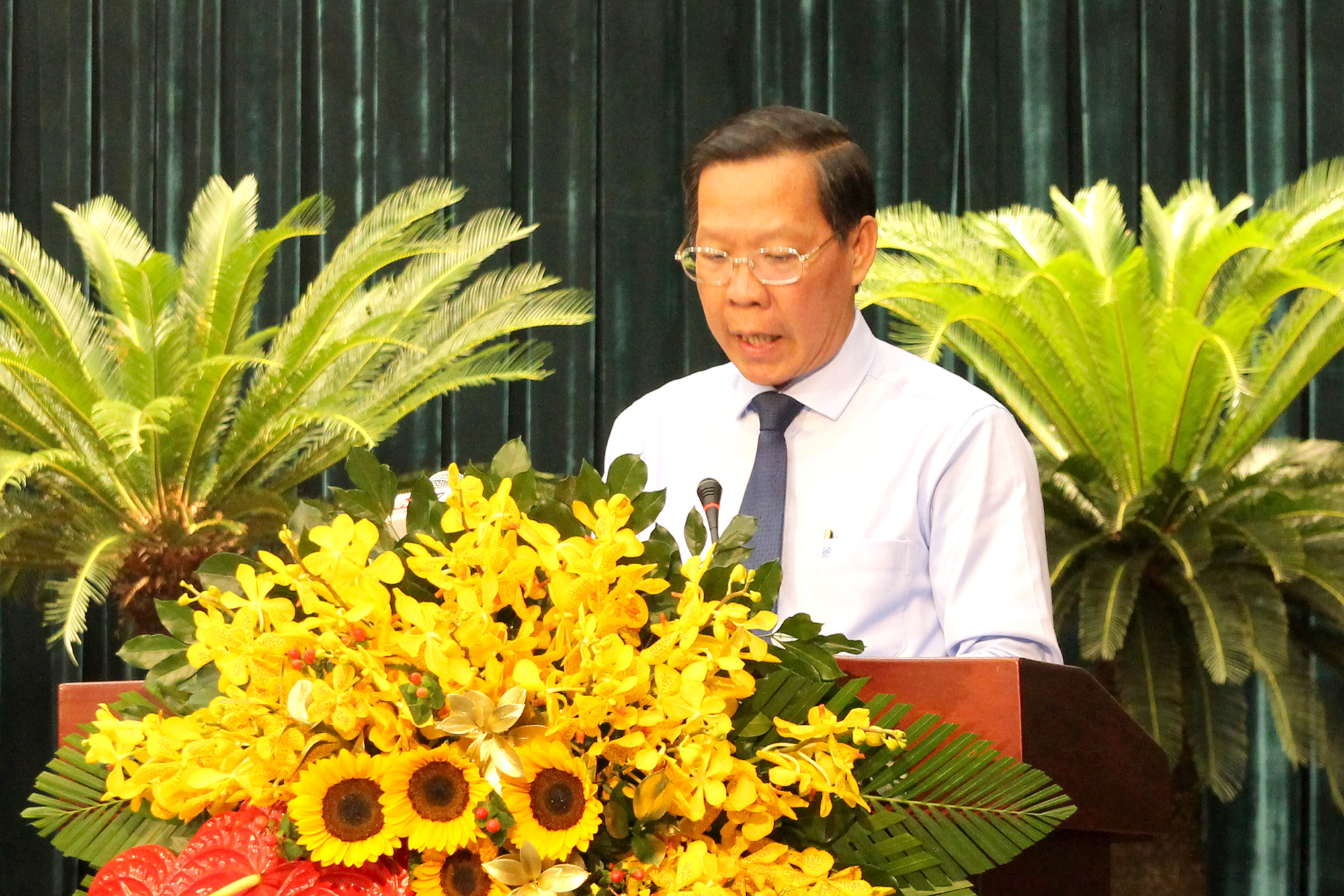 Phó Bí thư Thường trực Thành ủy, Chủ tịch UBND Thành phố Phan Văn Mãi phát biểu tại kỳ họp (Ảnh: H.Hào).